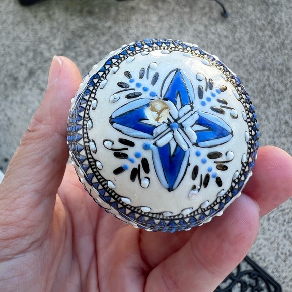 Hand painted  Blue and White Easter Egg Shell - Picture 3 of 4